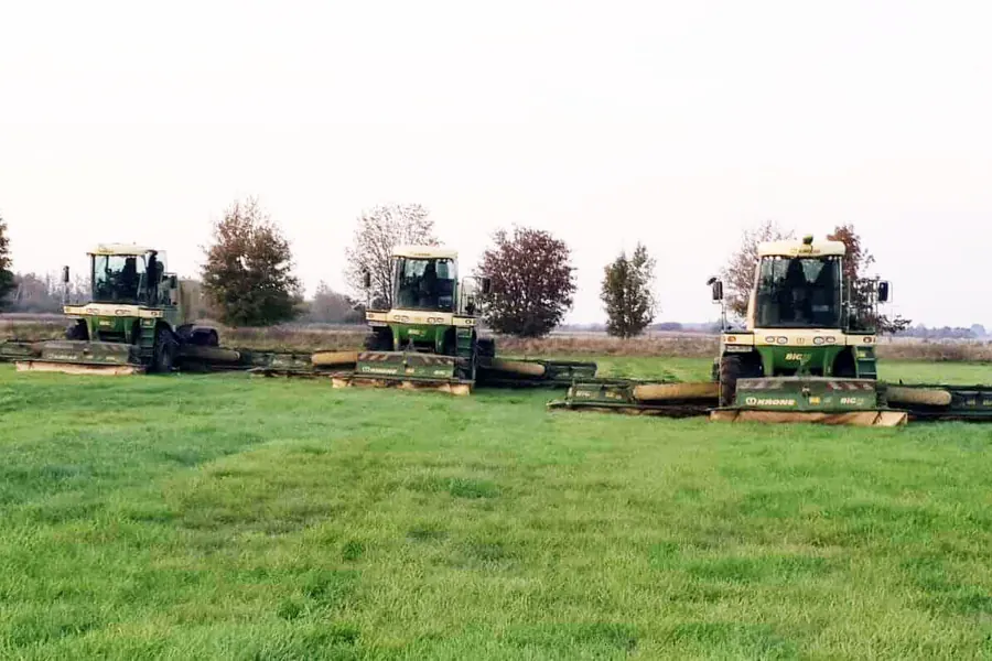 Selbstfahrmähwerk Krone BIG-M mäht eine Grünlandfläche