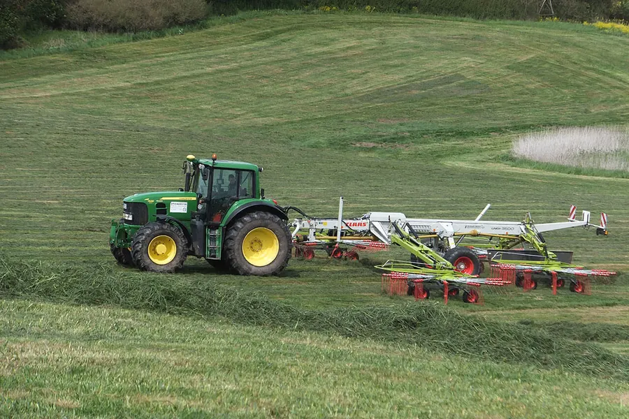Kreiselschwader legt einen Grasschwad ab