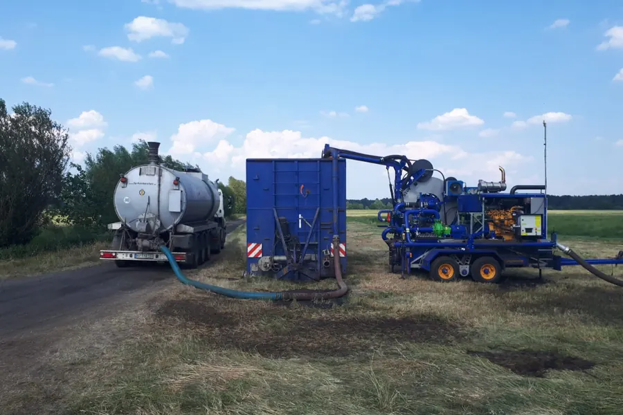 Schlepper mit Tanksattelauflieger als Zubringer am Feldrand