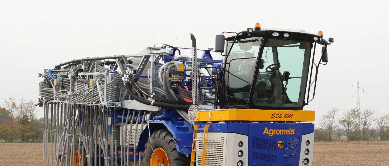 Selbstfahrender Agrometer SDS 8000 mit eingeklapptem Schleppschlauchgestänge auf dem Stoppelacker