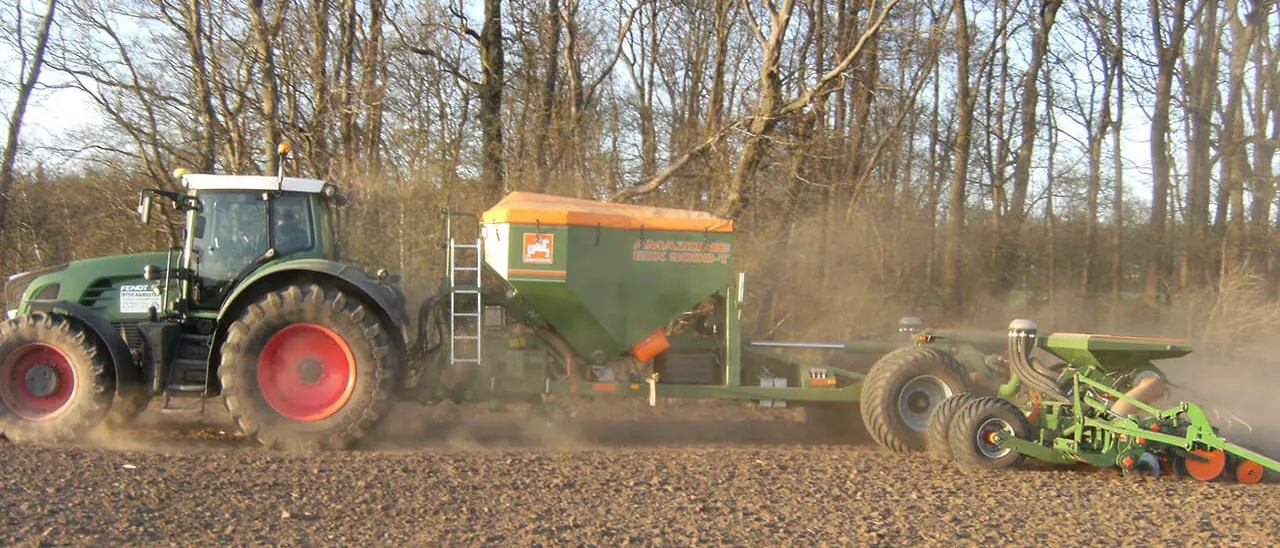 Schlepper mit Einzelkornsämaschine bei der Maisaussaat