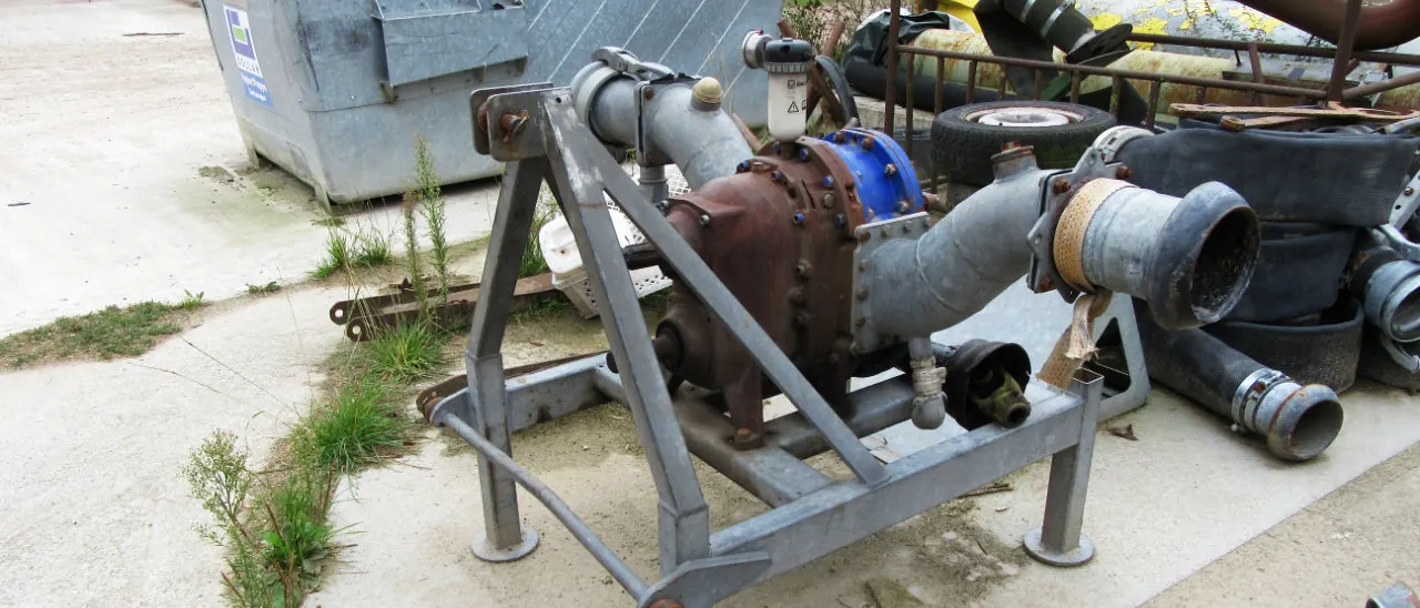 Feldrandcontainer und Pumpentechnik am Feldrand