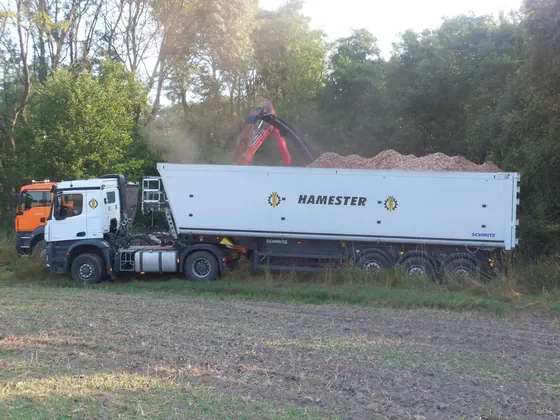 LKW mit Hinterkippauflieger beim Schüttguttransport