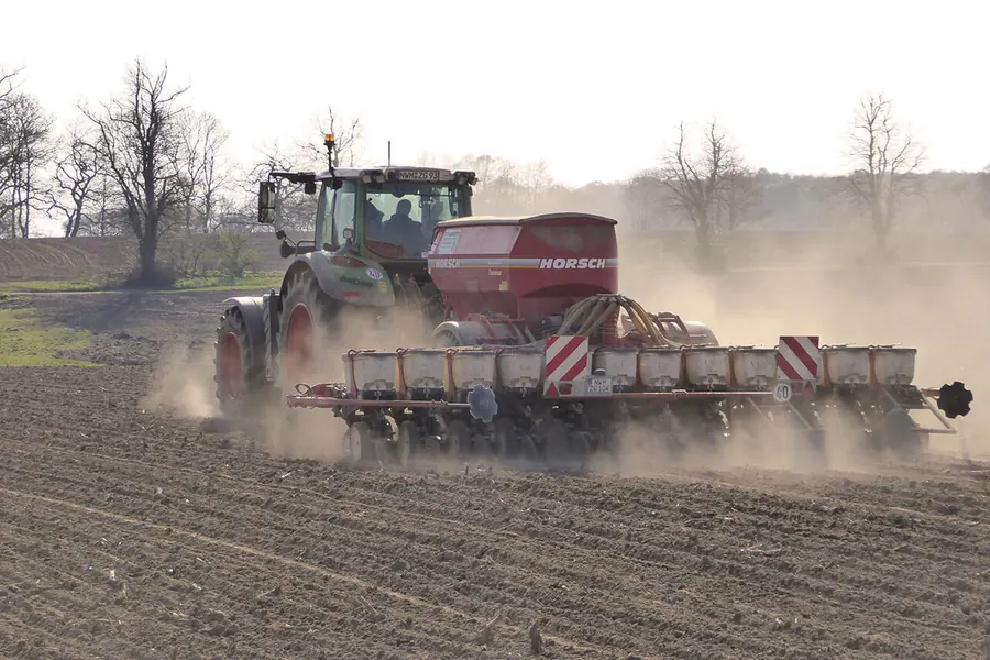 Einzelkornsämaschine im Feld bei der Maisaussaat