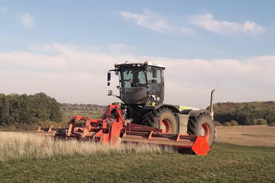 Schlegelmulcher zerkleinert Ernterückstände auf dem Acker