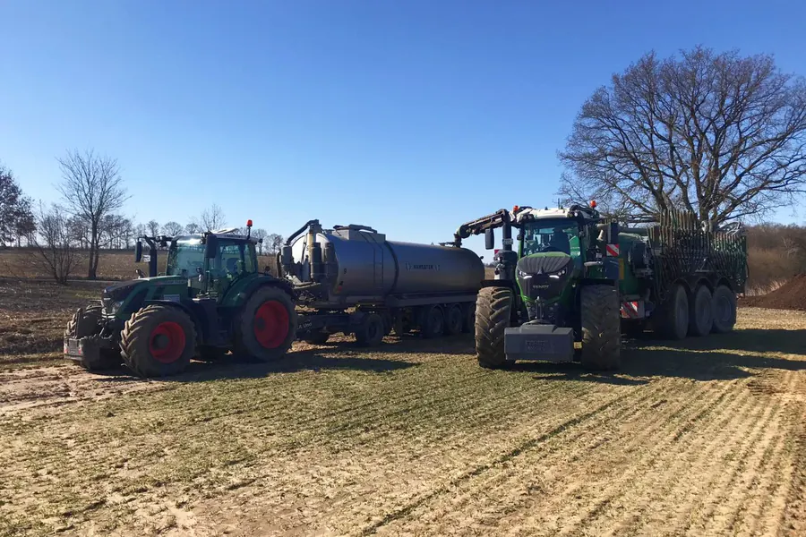 LKW mit Tanksattelauflieger auf dem Feldweg