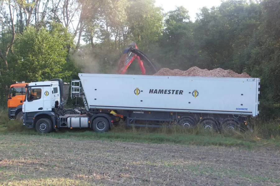 LKW mit Alu-Hinterkippauflieger beim Entladen von Schüttgut